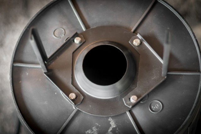 Hullet på trakten har en diameter på hele 75 millimeter, slik at hundefôr / kattemat renner fint ned til sprederplata.