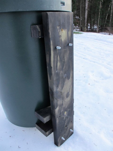 4 FRANSKE TRESKRUER PÅ TREBESLAGET SOM VENDER INN MOT TREET