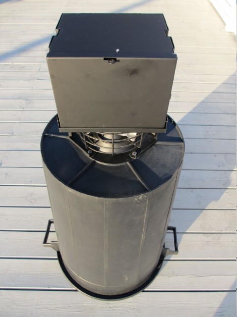 MONTERING 6: Skru fast sprederboksen til trakten/ holderen.