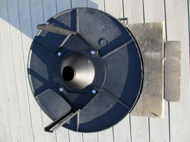 MONTERING 5: Skru fast trakten/ holderen til sprederen med de 4 medfølgende boltene.