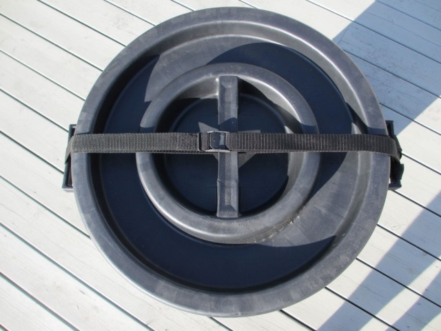 Den ene medfølgende stroppen brukes til å sikre at lokket ikke blåser av.