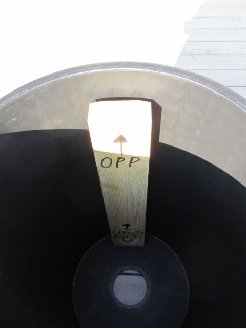 MONTERING 3: Nå skrur du fast treklossen inne i tønna med de to franske treskruene fra utsiden. Alt av hull i trebeslaget er forboret, så det eneste du trenger å tenke på at du skal bore er de to hullene i tønna som er nevnt ovenfor.